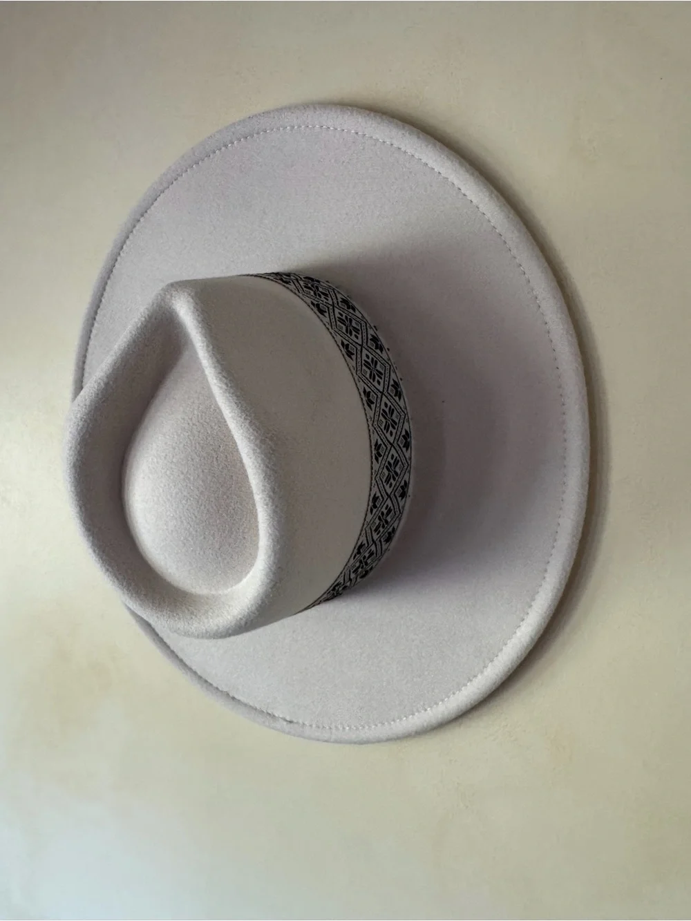 Stylish Women's White Felt Fedora Hat with Patterned Band